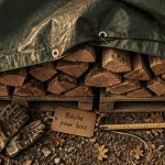 bache pour bois sur tas de buches