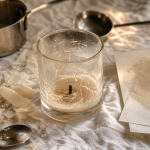 Comment enlever cire de bougie : pot en verre, papier absorbant et tissu