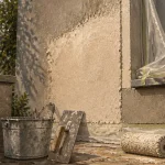 Crepi prix m2 : enduit projeté sur façade, chantier