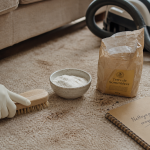 Nettoyer une moquette beige : brosse, bicarbonate et terre de Sommières sur taches
