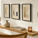 Decorer un mur blanc : cadres noirs, étagère bois et textures