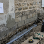 Drainage maison ancienne prix : tranchée drainante le long d’une façade