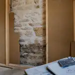 Isoler un mur en pierre : ITI ITE anti-humidité, fibre de bois