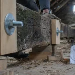 Moisage de poutre en bois : poutre fissurée et moises neuves