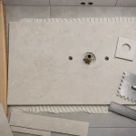 Panneaux d'habillage pour rénover sa salle de bains pas cher, installation sans démolition
