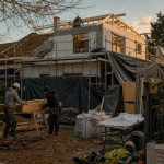 Prix surélévation maison 40m2 : maison avec échafaudage et charpente