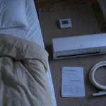 Climatisation chambre : mono-split silencieux, thermostat et fenêtre pour dormir sans souffle direct
