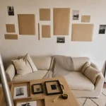 Disposition cadre mural : espacements et alignements nets sur mur blanc