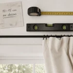 Distance tringle rideau plafond : 10 à 15 cm au-dessus de la fenêtre